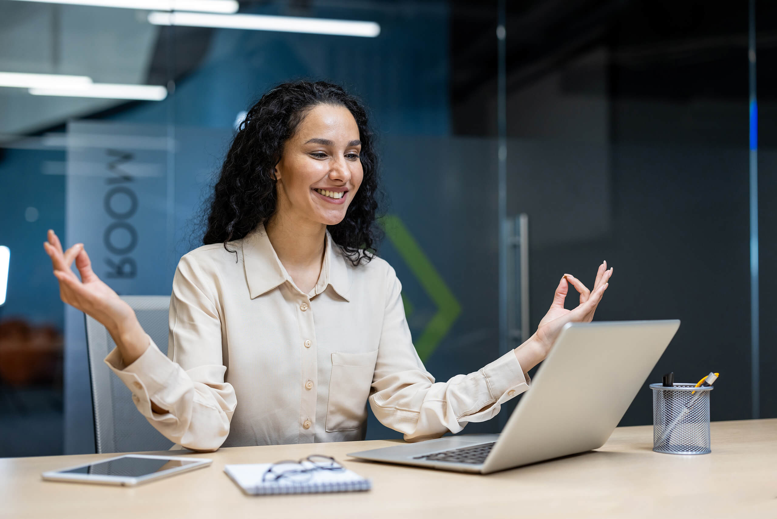 Conquer the Chaos: Why a Tidy Desk is Your Secret Weapon - Polycopy ...